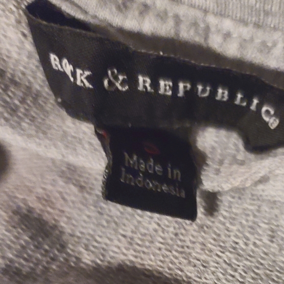 Long sleeved Crop Top sweatshirt w/ Tiger sz Medium Color Grey/Black Gently used - Picture 4 of 7